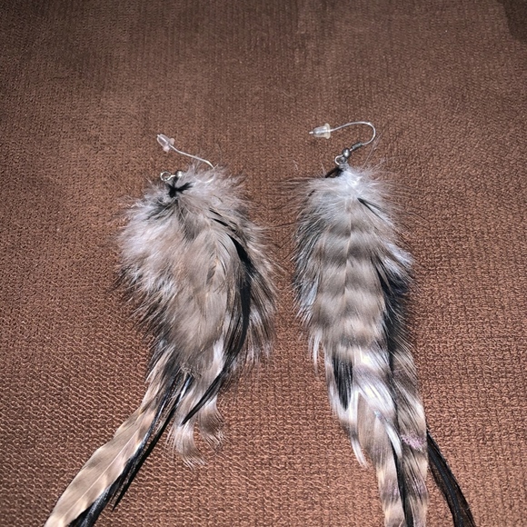 Feather earrings and hair clip - Picture 2 of 3